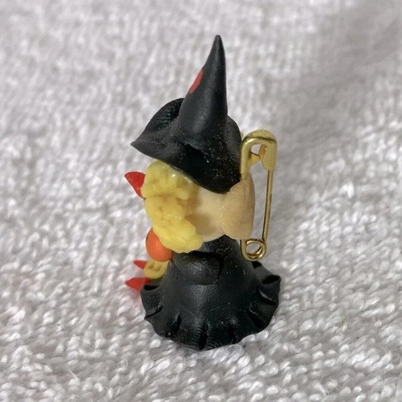Vintage Handmade 3D Witch Clay Art Pin Brooch - Picture 5 of 10